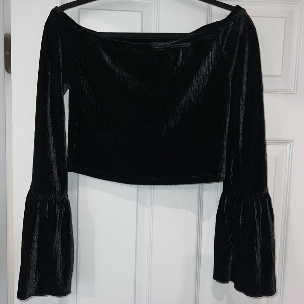 FOREVER 21 Long sleeve black crop top
